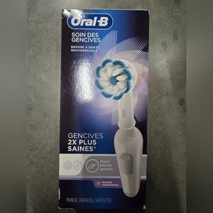 Oral‑B Replacement Electric Toothbrush Head - White with Blue Bristles